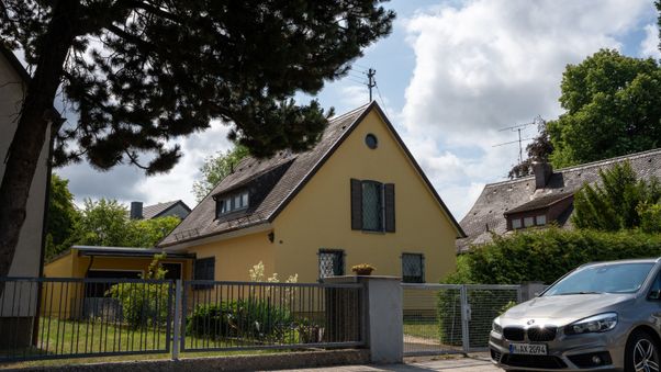 A yellow house